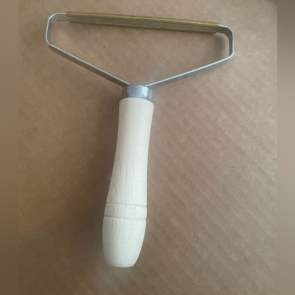 Wooden Handle Lint Remover